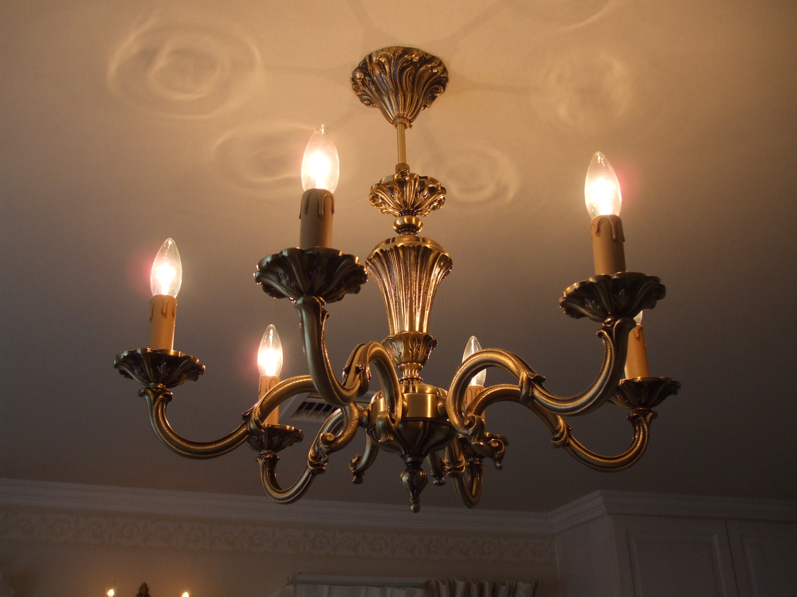 クラシカルでおしゃれなリビングの照明－アンティークな6灯の