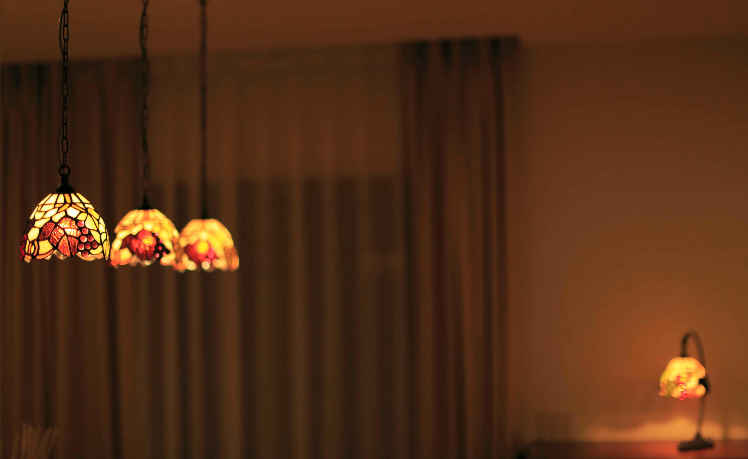 ダイニングテーブルの上にティファニーグラスのペンダントライト－この