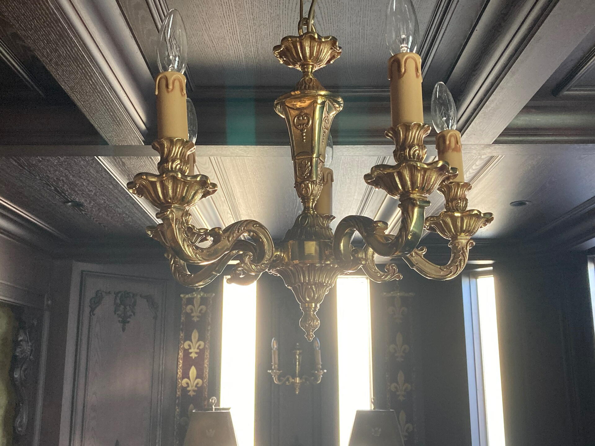 重厚なつくりの書斎の照明－真鍮製の伝統的なシャンデリアとブラケット