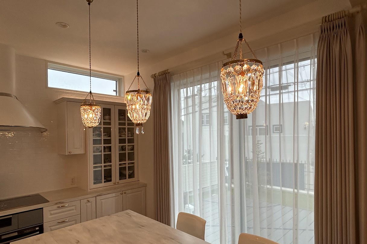 キッチン照明－アイランドキッチンのうえに三種のミニシャンデリアを