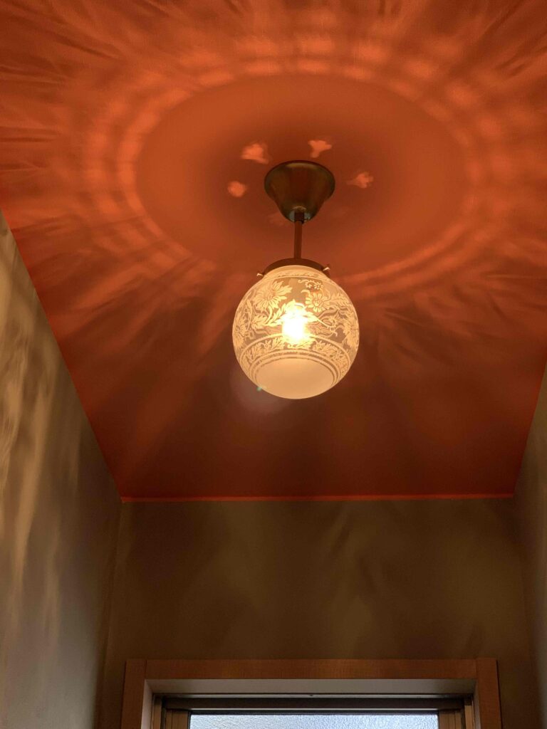 トイレの天井灯ーおしゃれでほっとする空間づくり　壁と光の陰影がつくる上質な雰囲気　I41邸